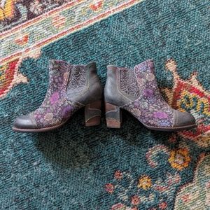 (NWOT) L'Artiste Melvina Spring-Step Navy Boots